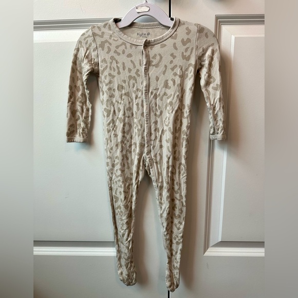 Kyte Baby Snap Up Footed Sleeper Oat Leopard (Size 12-18 Months) - Picture 1 of 3